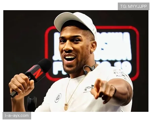 安东尼·约书亚深夜带娃遛狗，袖口露出一块让人怀疑人生的手表