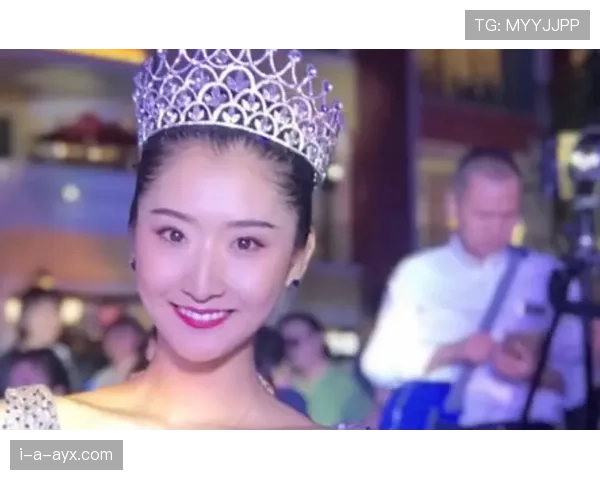 高磊去便利店买夜宵，结账那一瞬像走红毯，我在旁边尴尬偷笑